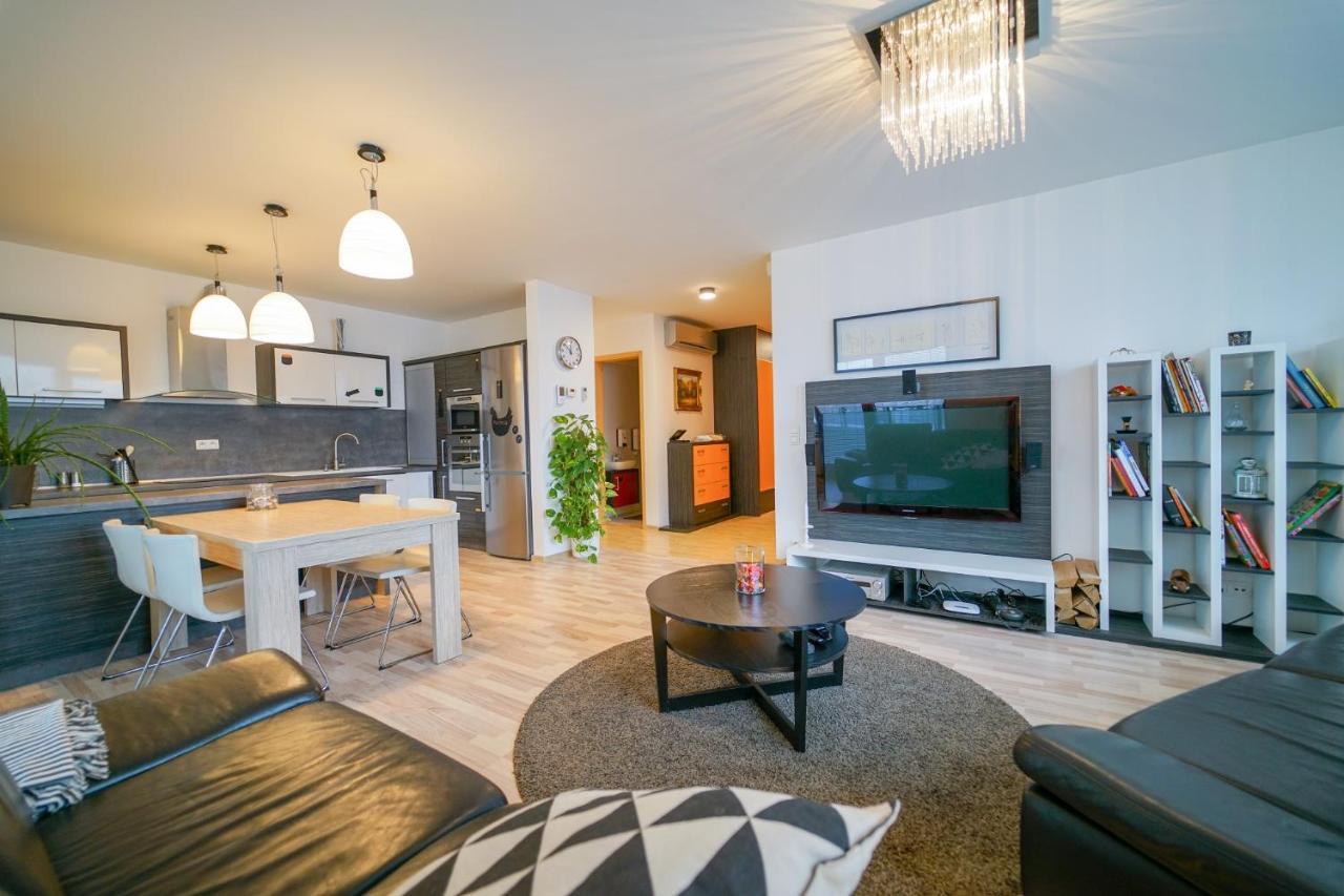 Slavic Spacious Apartment Bratislava Exterior photo